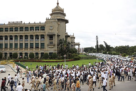 Cong holds protest against Karnataka Governor in Bengaluru